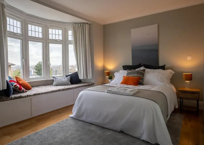Entire Home In Streatham With Lovely Views & Ultra Fast Wi-Fi