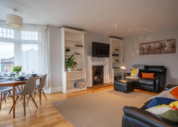 Entire Home In Streatham With Lovely Views & Ultra Fast Wi-Fi