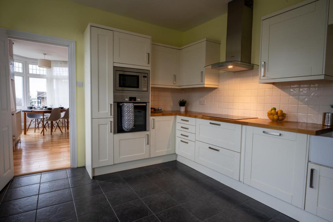 Entire In Streatham With Lovely Views & Ultra Fast Wi-fi Appartement *