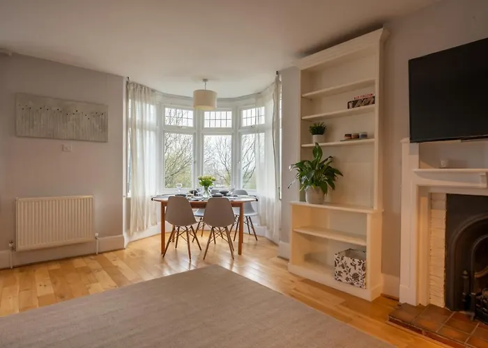 Entire Home In Streatham With Lovely Views & Ultra Fast Wi-Fi